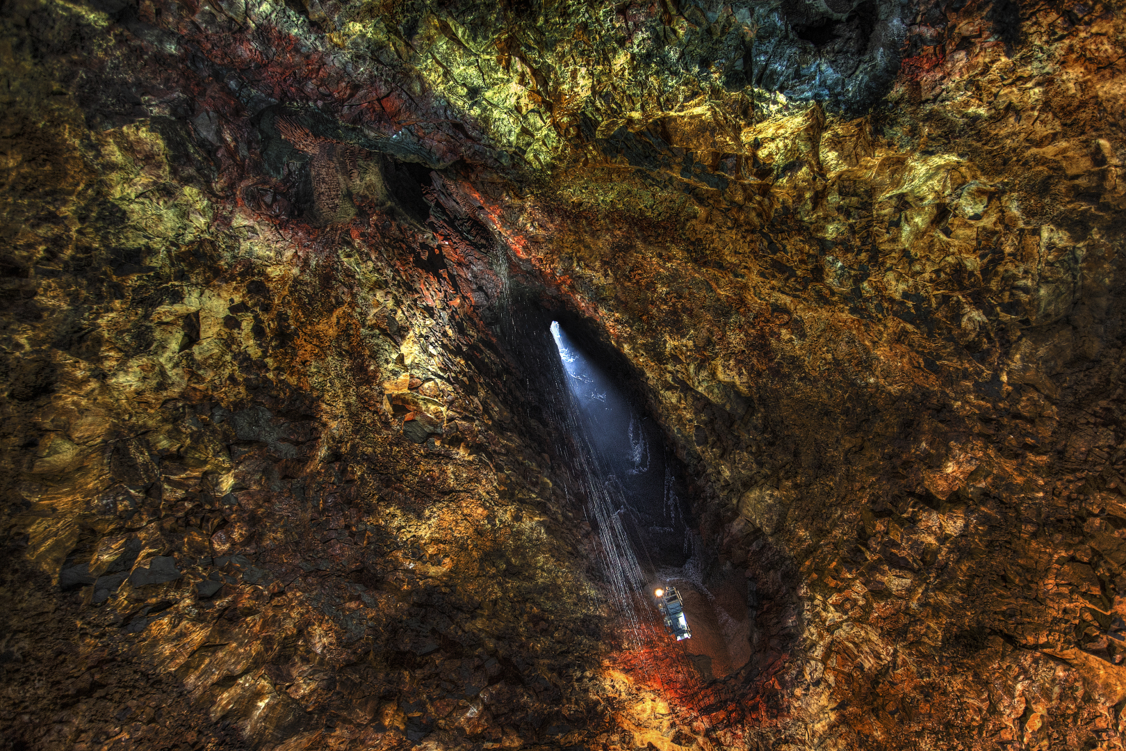 thrihnukagigur, the deepest cave in Iceland